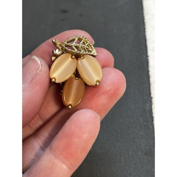 Lisner Vintage Thermoset Enamel Leaf Earrings Gold Tone Clip On - Picture 7 of 7